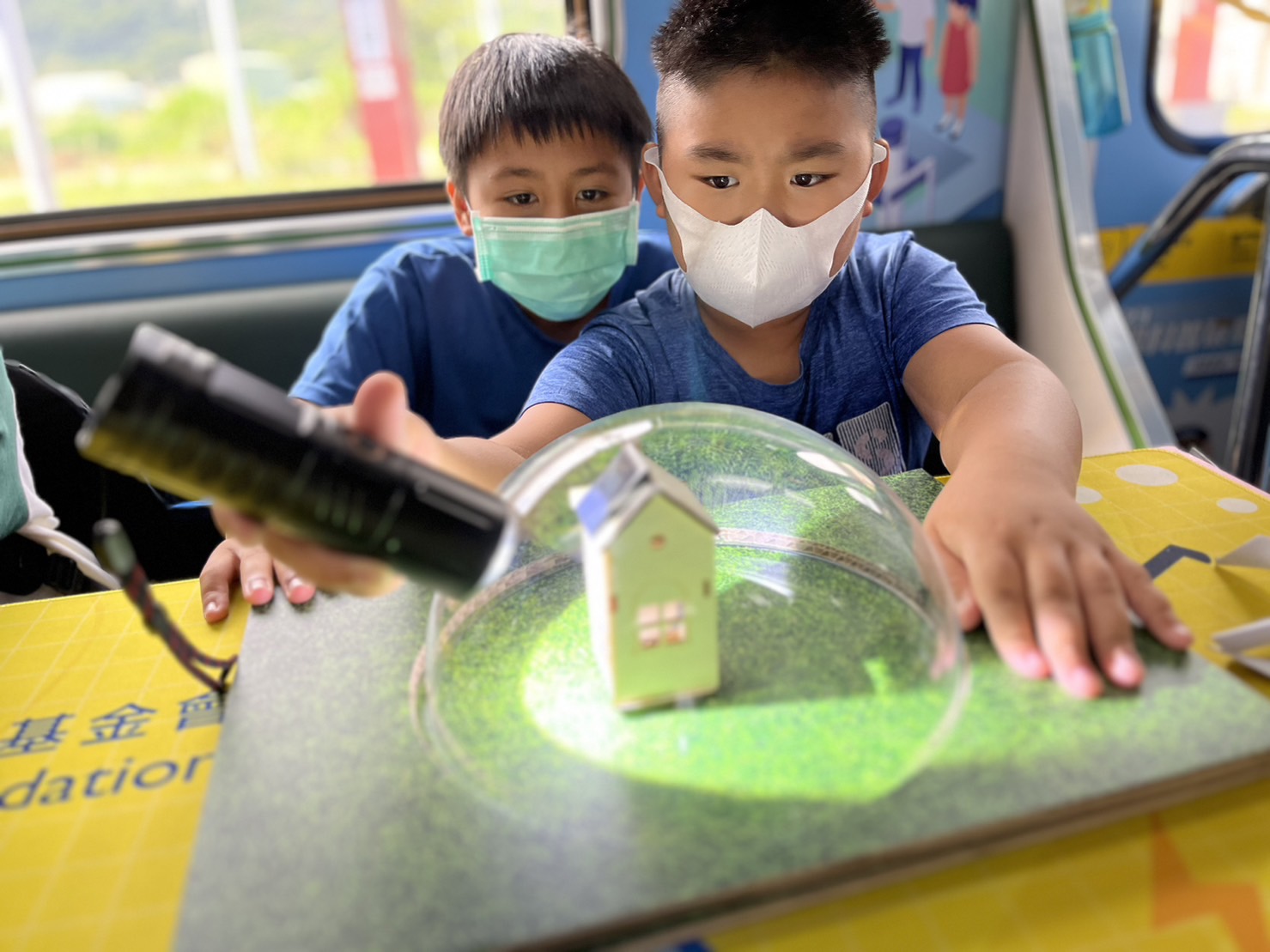 3499拉斯维加斯參與基礎科學主題車廂，以STEAM教學精神，設計「逐日科學家」、「太陽能工程師」以及「淨零建築師」三大能源科普課程和實驗